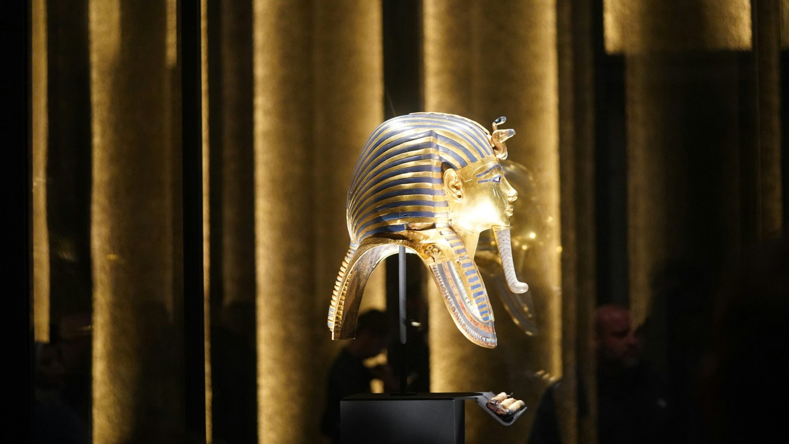 Tutankhamun golden burial mask